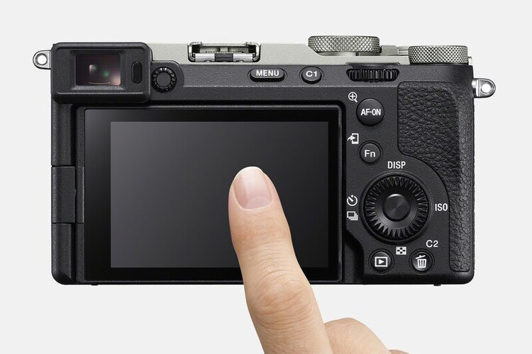 Zdjęcie z użytkowania przedstawiające palec dotykający panelu LCD aparatu