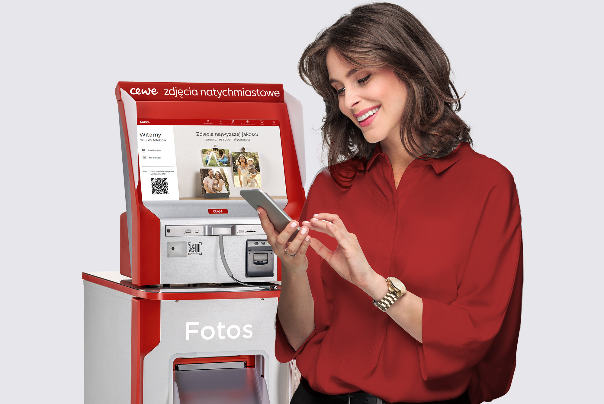 Kobieta w czerwonej koszuli obsługująca smartfon przy kiosku CEWE do drukowania zdjęć natychmiastowych. Kobieta w czerwonej koszuli obsługująca smartfon przy kiosku CEWE do drukowania zdjęć natychmiastowych.